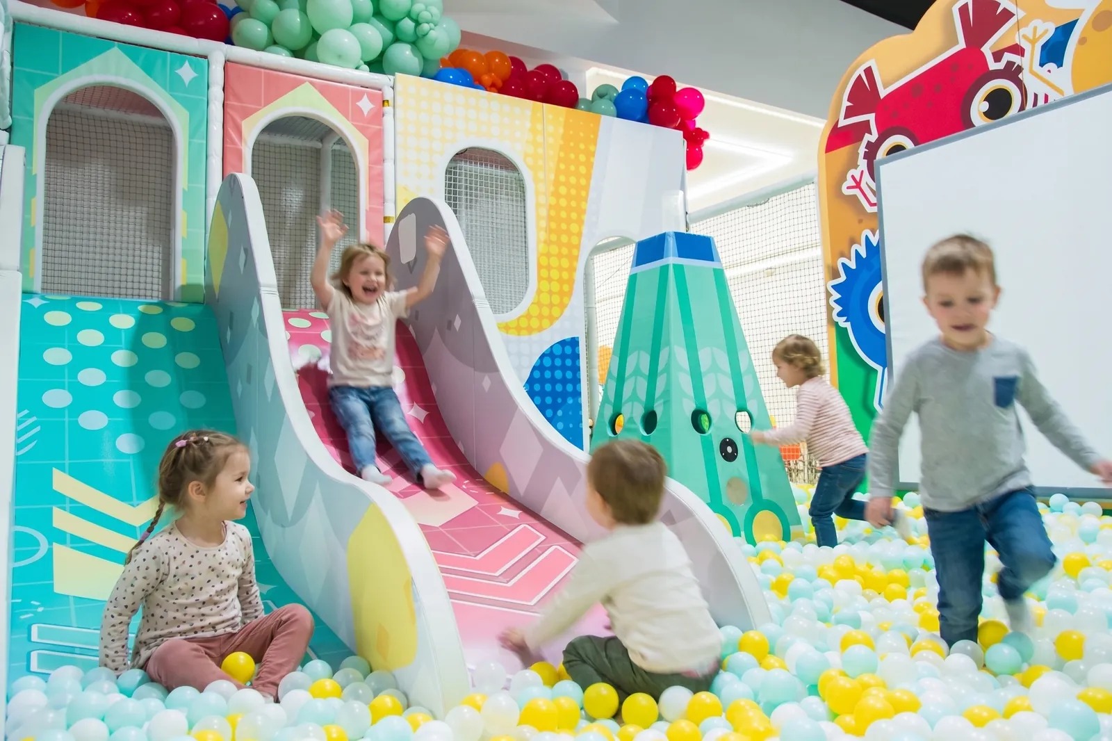 Fiesta montada en KIDO: globos y alberca de pelotas